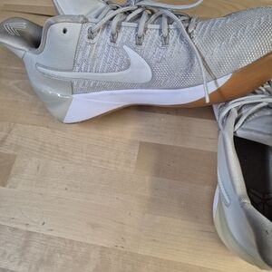 Nike/ Kobe A.D Liggt Bone/ Gray white/ 6y
